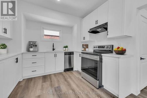 21 Weir Street S, Hamilton, ON - Indoor Photo Showing Kitchen