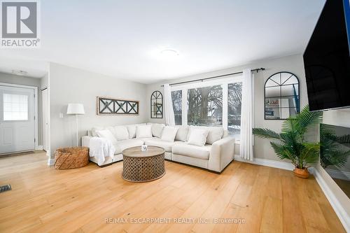 8 Gafney Court, Hamilton, ON - Indoor Photo Showing Living Room