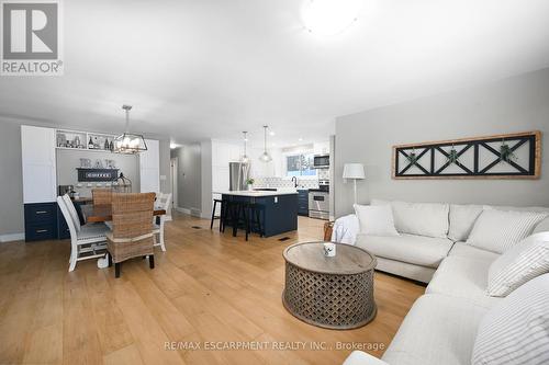 8 Gafney Court, Hamilton, ON - Indoor Photo Showing Living Room