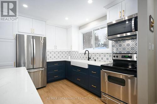 8 Gafney Court, Hamilton, ON - Indoor Photo Showing Kitchen With Upgraded Kitchen