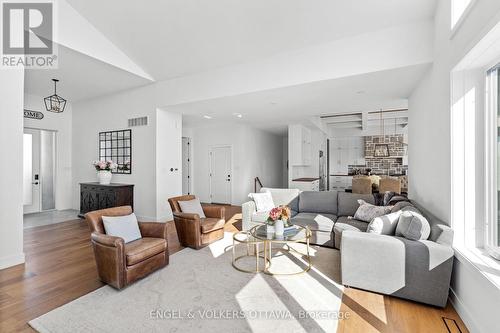 133 Cadieux Way, Ottawa, ON - Indoor Photo Showing Living Room