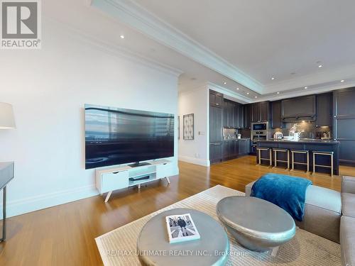 5104 - 311 Bay Street, Toronto, ON - Indoor Photo Showing Living Room