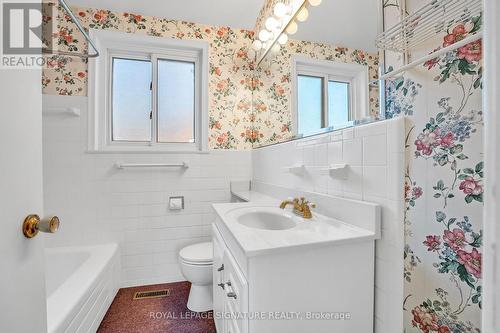 20 Chatfield Drive, Toronto, ON - Indoor Photo Showing Bathroom