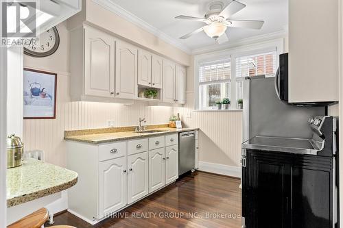 1006 Waterloo Street, London, ON - Indoor Photo Showing Kitchen