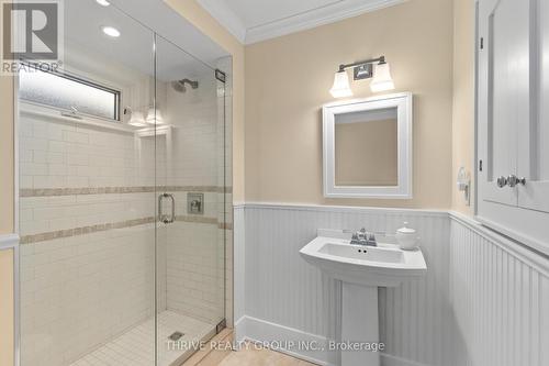 1006 Waterloo Street, London, ON - Indoor Photo Showing Bathroom