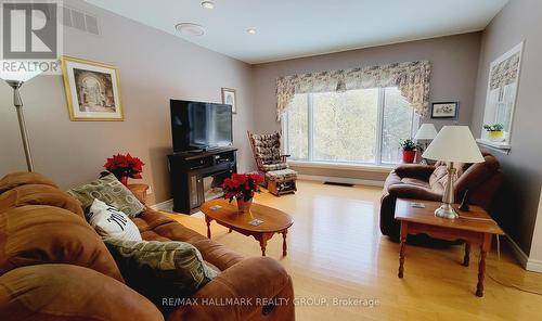 1250 Upper Dwyer Hill Road, Ottawa, ON - Indoor Photo Showing Living Room