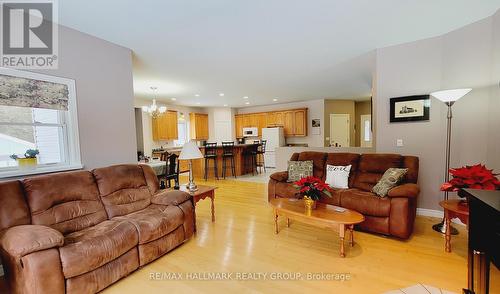 1250 Upper Dwyer Hill Road, Ottawa, ON - Indoor Photo Showing Living Room