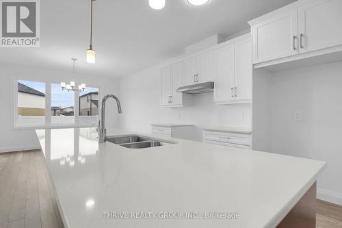 2350 Jordan Boulevard, London, ON - Indoor Photo Showing Kitchen With Double Sink