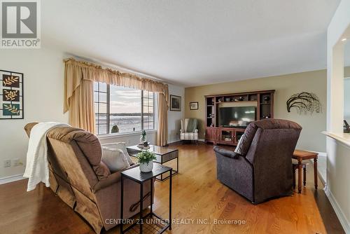 180 Wood Duck Drive, Otonabee-South Monaghan, ON - Indoor Photo Showing Living Room