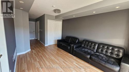 4972 Southampton Drive, Mississauga, ON - Indoor Photo Showing Living Room