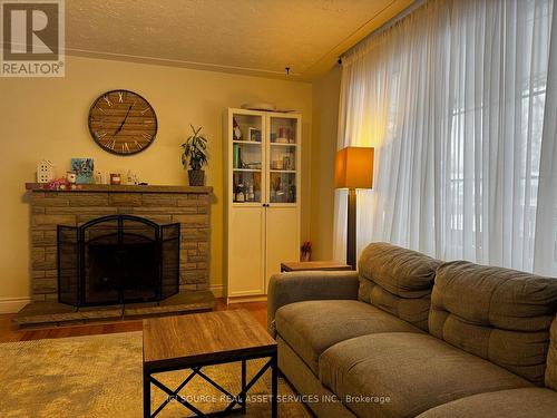 784 Westbury Crescent, London, ON - Indoor Photo Showing Living Room