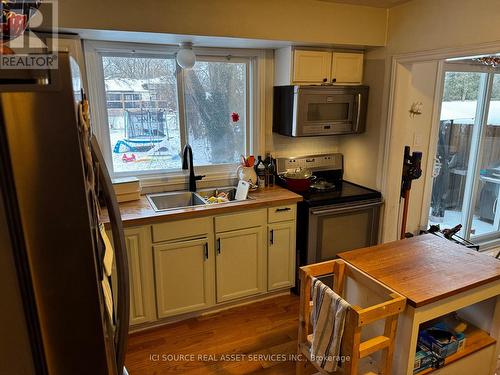 784 Westbury Crescent, London, ON - Indoor Photo Showing Kitchen With Double Sink