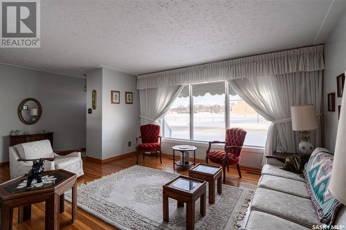 517 20Th Avenue E, Regina, SK - Indoor Photo Showing Living Room