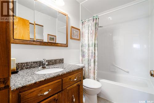 517 20Th Avenue E, Regina, SK - Indoor Photo Showing Bathroom