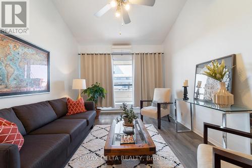 Ph6 - 158A Mcarthur Avenue, Ottawa, ON - Indoor Photo Showing Living Room