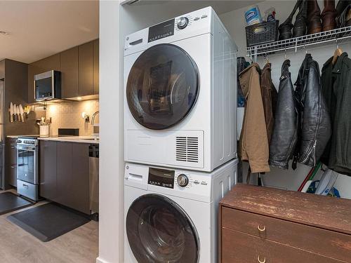 303-845 Johnson St, Victoria, BC - Indoor Photo Showing Laundry Room