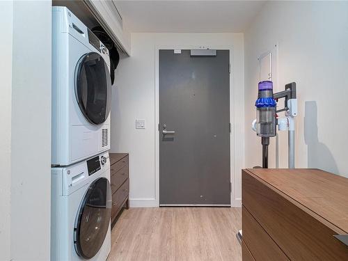 303-845 Johnson St, Victoria, BC - Indoor Photo Showing Laundry Room