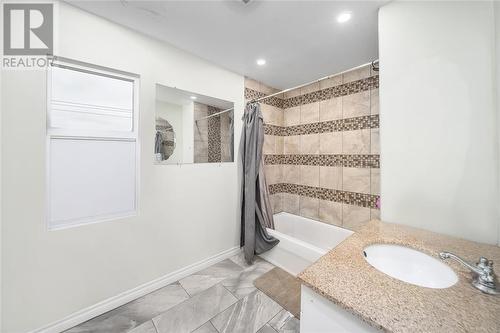 211 George Street, Sarnia, ON - Indoor Photo Showing Bathroom