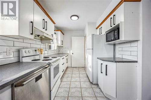 999 Hagle Street, Sarnia, ON - Indoor Photo Showing Kitchen