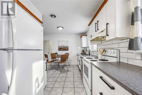 999 Hagle Street, Sarnia, ON - Indoor Photo Showing Kitchen