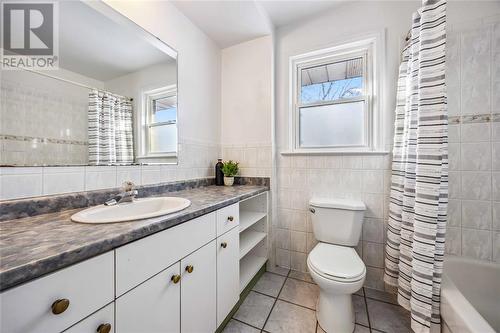 999 Hagle Street, Sarnia, ON - Indoor Photo Showing Bathroom