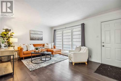 999 Hagle Street, Sarnia, ON - Indoor Photo Showing Living Room