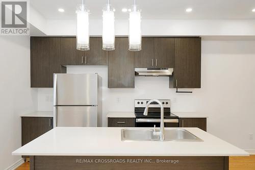 788 Kootenay Path, Oshawa, ON - Indoor Photo Showing Kitchen With Double Sink With Upgraded Kitchen