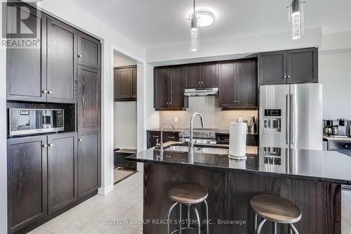 3122 Blackfriar Common, Oakville, ON - Indoor Photo Showing Kitchen With Upgraded Kitchen