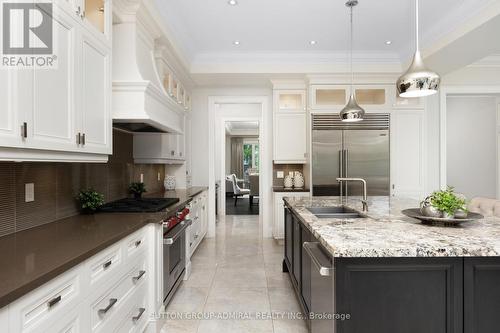 114 Wood Lane, Richmond Hill, ON - Indoor Photo Showing Kitchen With Double Sink With Upgraded Kitchen