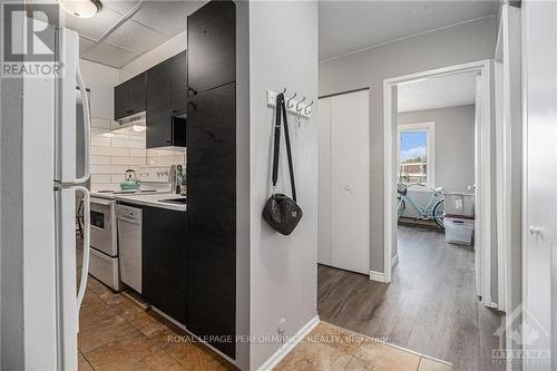 301B - 2041 Arrowsmith Drive, Ottawa, ON - Indoor Photo Showing Kitchen