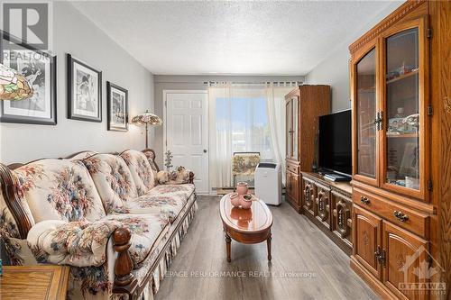 301B - 2041 Arrowsmith Drive, Ottawa, ON - Indoor Photo Showing Living Room