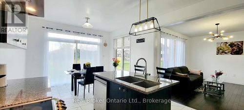 112 Queen Mary Boulevard, Hamilton, ON - Indoor Photo Showing Kitchen With Double Sink With Upgraded Kitchen