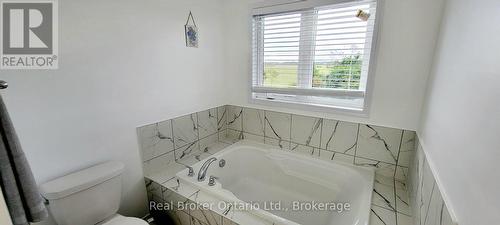 112 Queen Mary Boulevard, Hamilton, ON - Indoor Photo Showing Bathroom