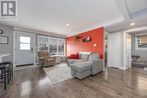 702 Rayburne Avenue, Sarnia, ON - Indoor Photo Showing Living Room