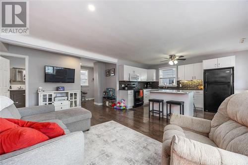 702 Rayburne Avenue, Sarnia, ON - Indoor Photo Showing Living Room