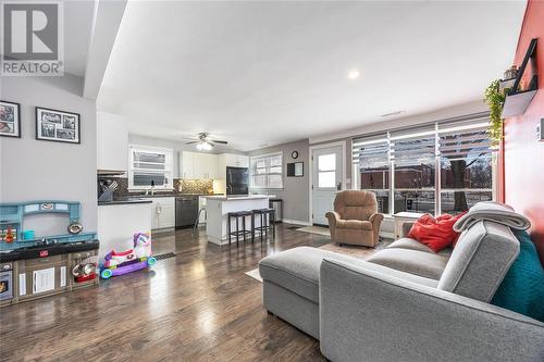 702 Rayburne Avenue, Sarnia, ON - Indoor Photo Showing Living Room