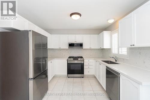 8 Farmstead Crescent, Barrie, ON - Indoor Photo Showing Kitchen