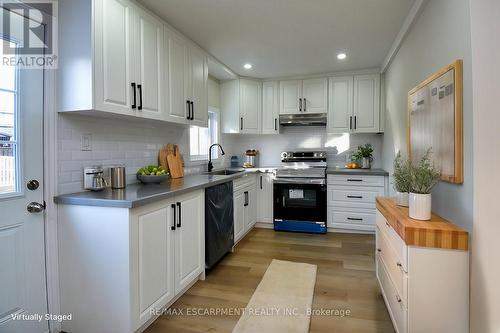 32 Vansitmart Avenue, Hamilton, ON - Indoor Photo Showing Kitchen