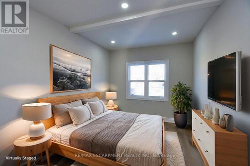 32 Vansitmart Avenue, Hamilton, ON - Indoor Photo Showing Bedroom