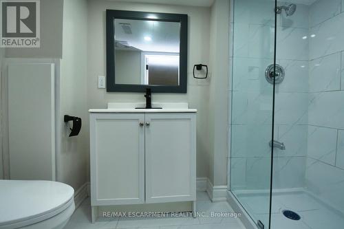 32 Vansitmart Avenue, Hamilton, ON - Indoor Photo Showing Bathroom