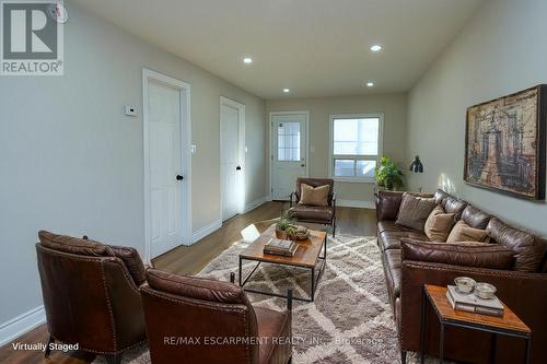 32 Vansitmart Avenue, Hamilton, ON - Indoor Photo Showing Living Room