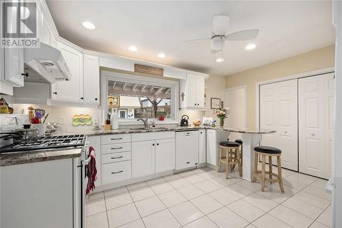 846 Mckay Avenue, Sarnia, ON - Indoor Photo Showing Kitchen