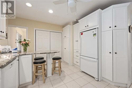 846 Mckay Avenue, Sarnia, ON - Indoor Photo Showing Kitchen