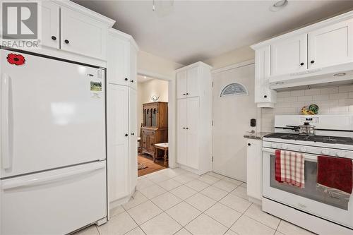 846 Mckay Avenue, Sarnia, ON - Indoor Photo Showing Kitchen