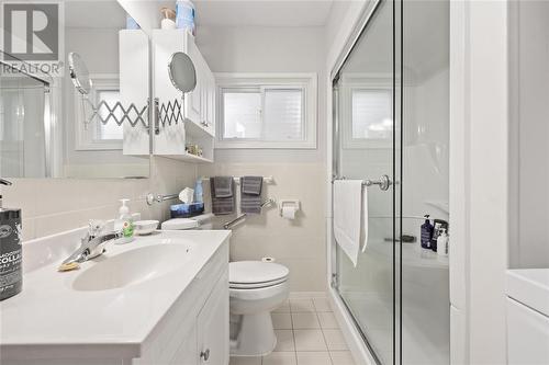 846 Mckay Avenue, Sarnia, ON - Indoor Photo Showing Bathroom