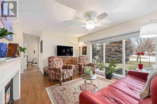 846 Mckay Avenue, Sarnia, ON - Indoor Photo Showing Living Room