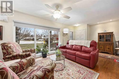 846 Mckay Avenue, Sarnia, ON - Indoor Photo Showing Living Room