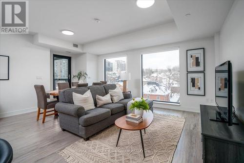 520 - 185 Dunlop Street E, Barrie, ON - Indoor Photo Showing Living Room