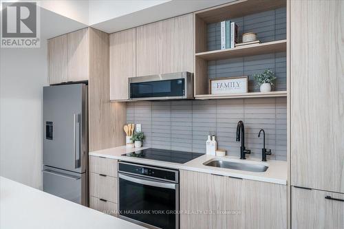 520 - 185 Dunlop Street E, Barrie, ON - Indoor Photo Showing Kitchen With Upgraded Kitchen