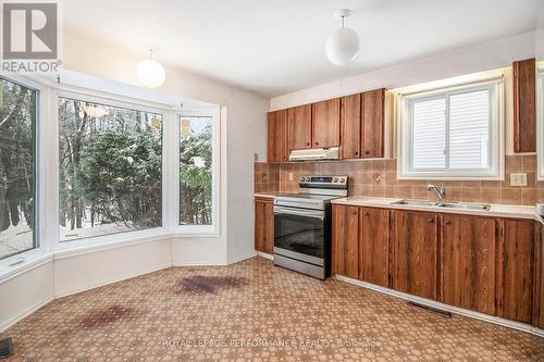 6063 Valley Field Crescent, Ottawa, ON - Indoor Photo Showing Kitchen With Double Sink